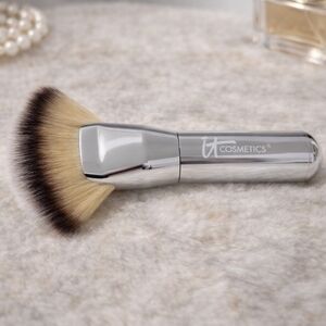 IT Cosmetics Fan Brush – Luxe Soft Highlight Contour Powder Brush